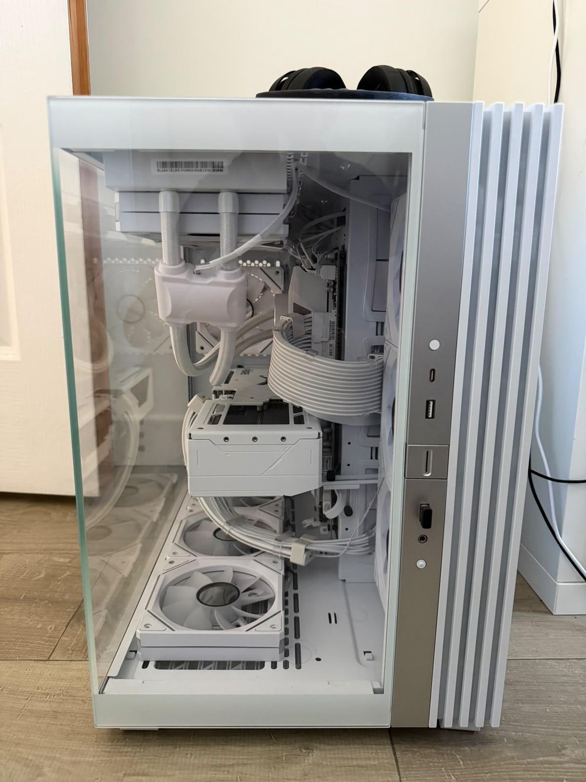 PC Gamer AMD Ryzen 7 9700X RX 9070 XT - Full White ARGB - Piece unique
